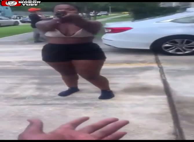 Video :During an altercation, she shoots another lady at close range